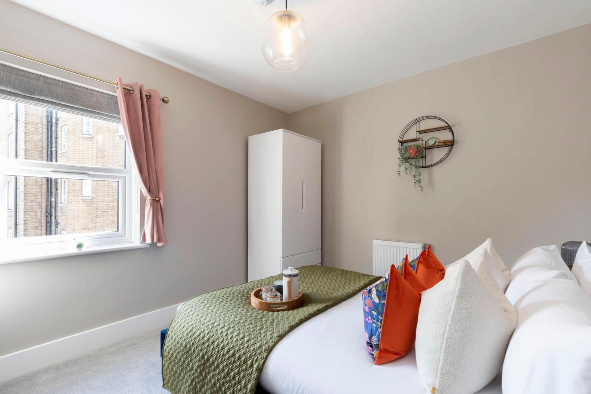 Apartment Elliot Oliver - Comfortable Five Bedroom Town Centre House With Garden & Garage