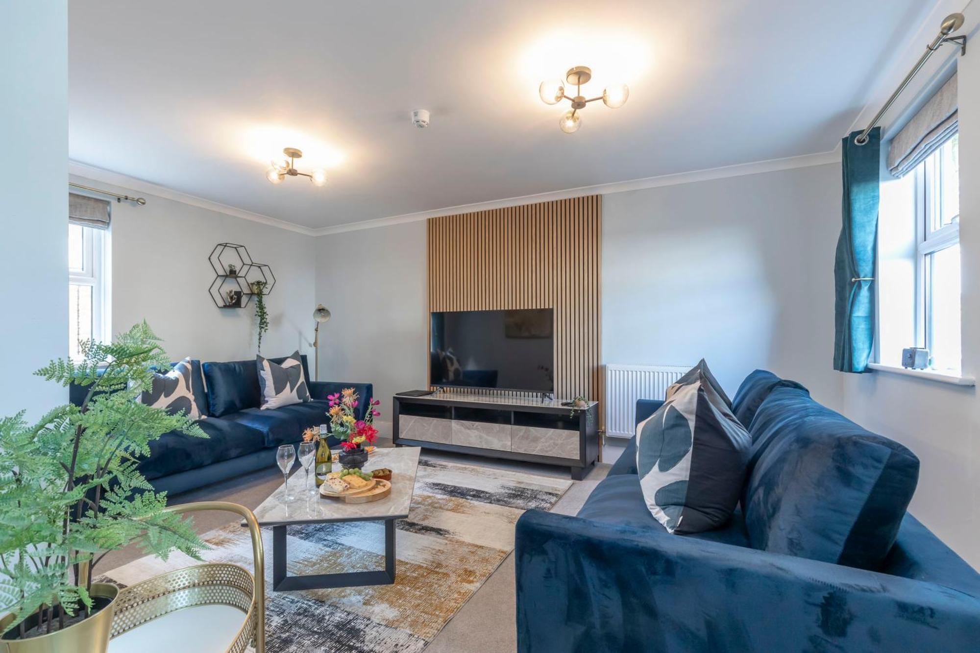 Elliot Oliver - Comfortable Five Bedroom Town Centre House With Garden & Garage Apartment *