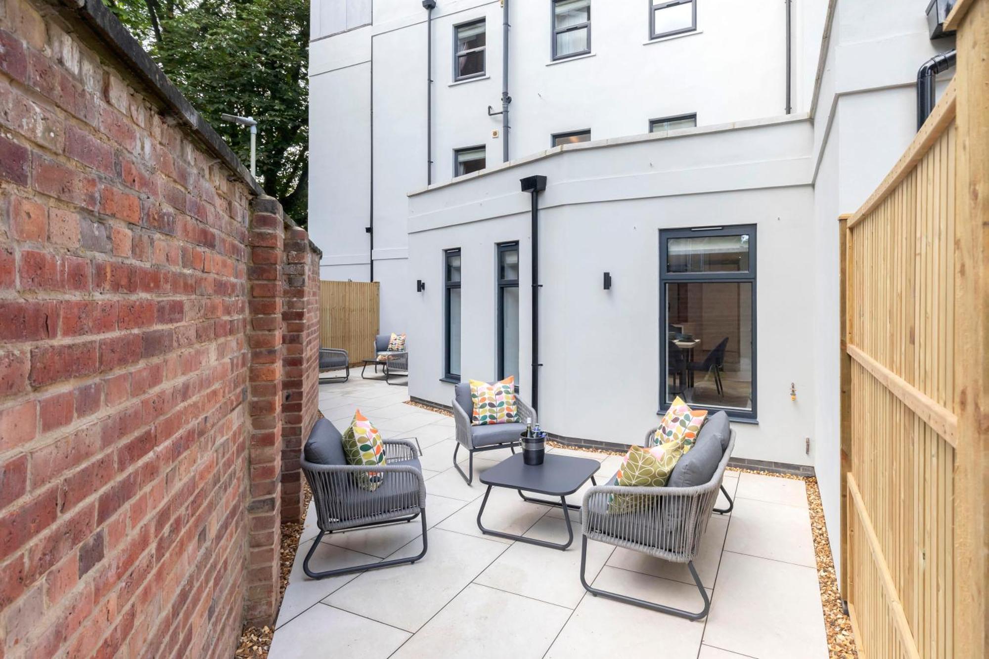 Apartment Elliot Oliver - Comfortable Five Bedroom Town Centre House With Garden & Garage *