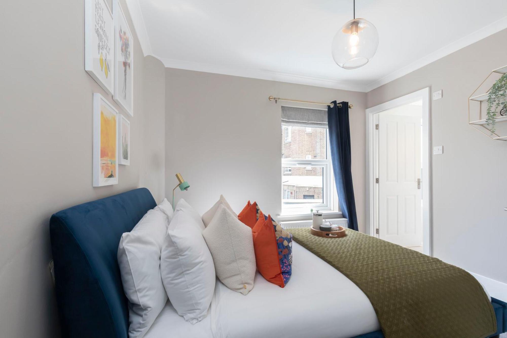 Apartment Elliot Oliver - Comfortable Five Bedroom Town Centre House With Garden & Garage