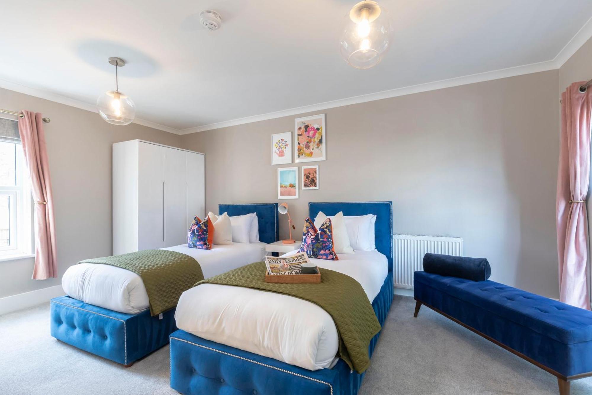 Elliot Oliver - Comfortable Five Bedroom Town Centre House With Garden & Garage Apartment *