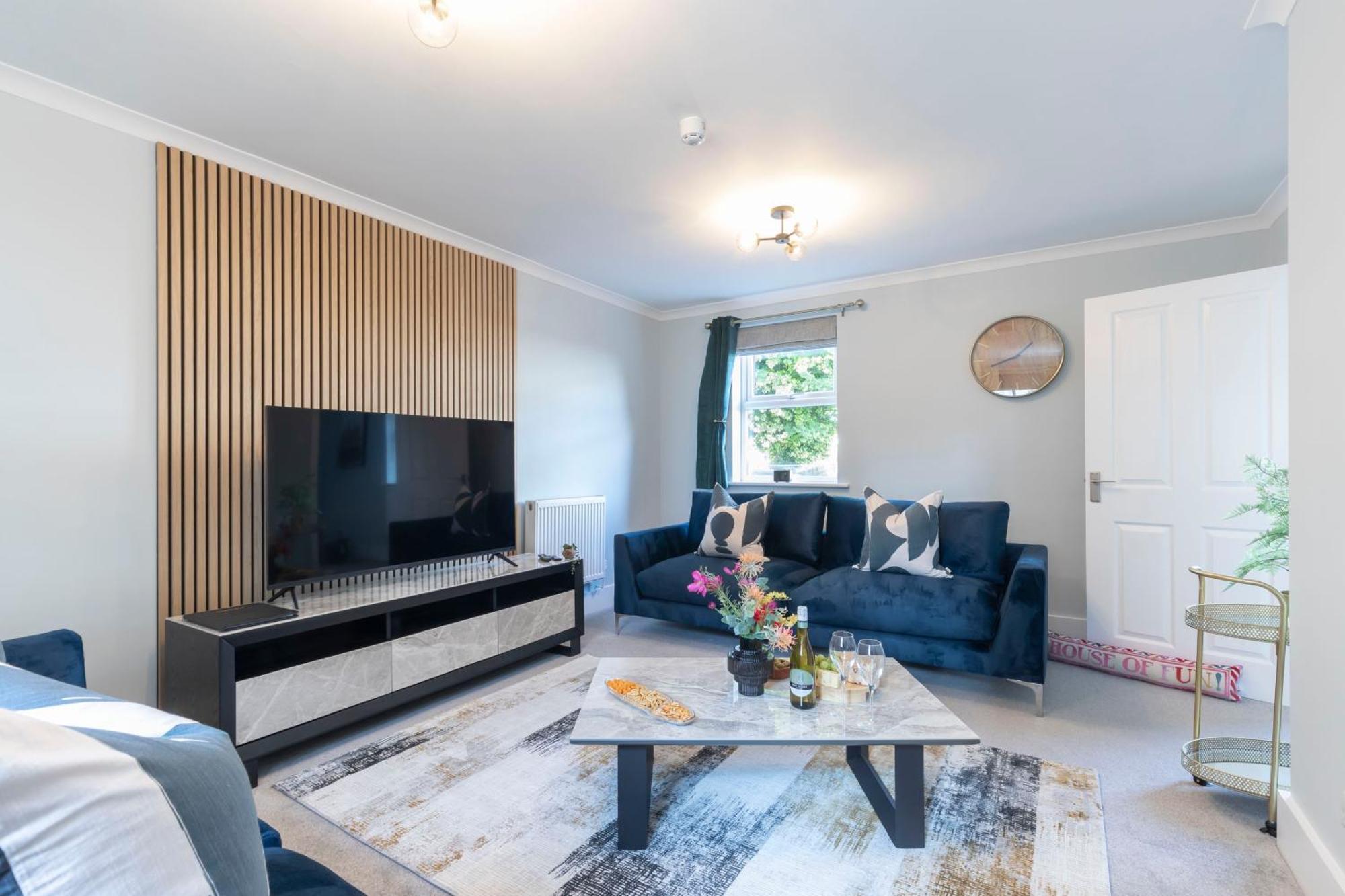 Apartment Elliot Oliver - Comfortable Five Bedroom Town Centre House With Garden & Garage *