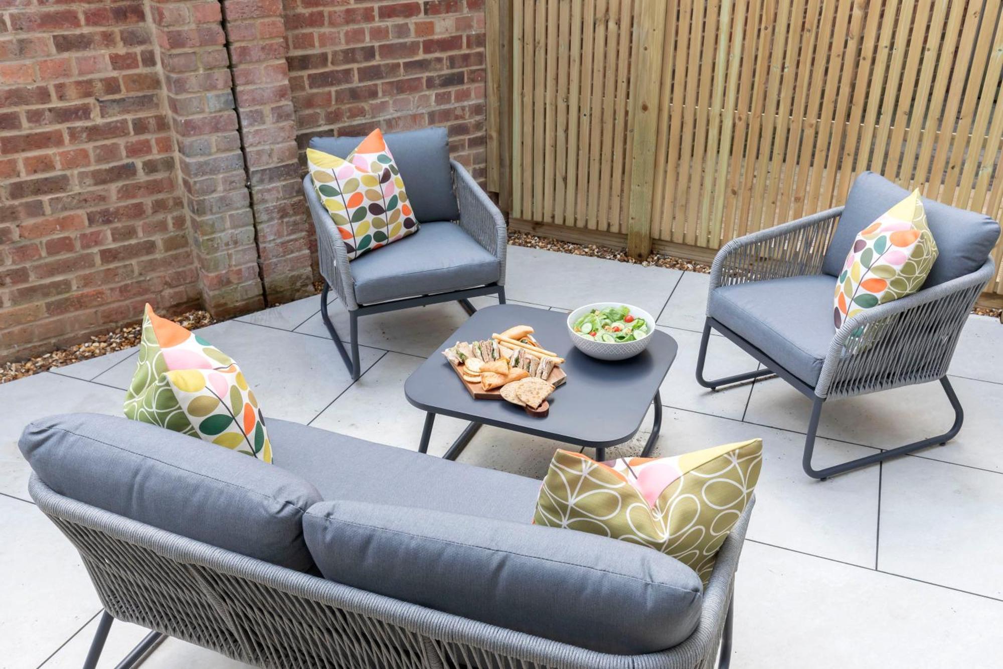 Elliot Oliver - Comfortable Five Bedroom Town Centre House With Garden & Garage Apartment Cheltenham