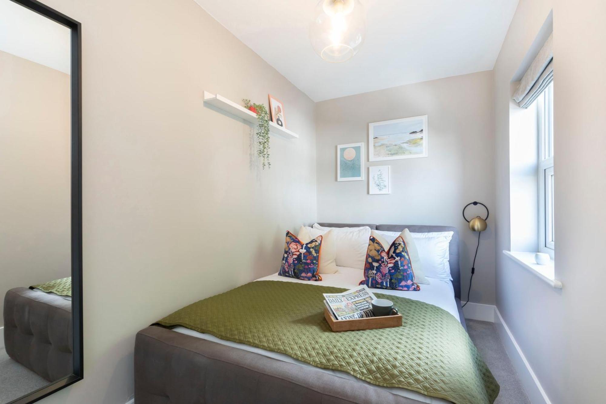 Elliot Oliver - Comfortable Five Bedroom Town Centre House With Garden & Garage Cheltenham
