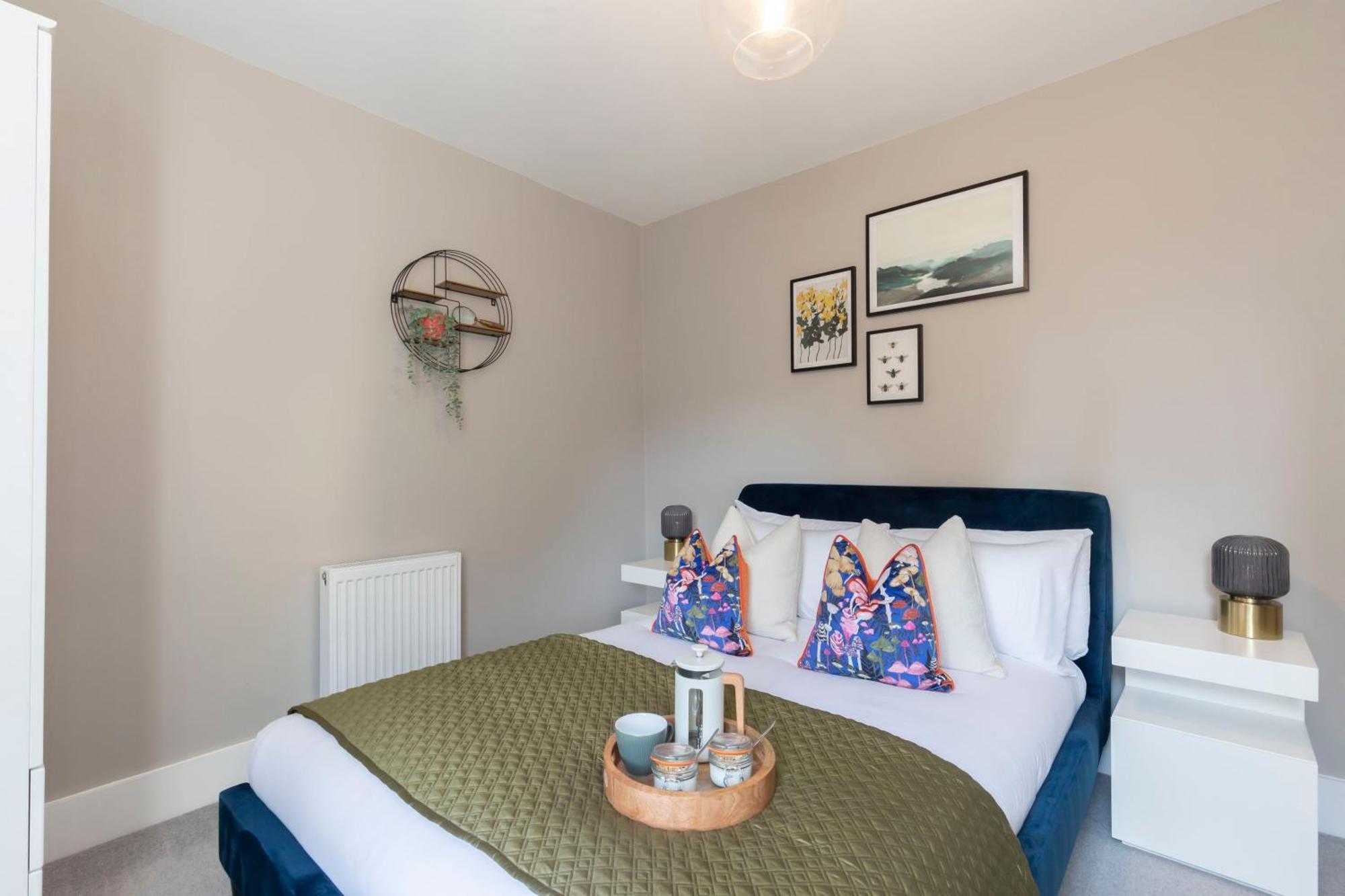 Elliot Oliver - Comfortable Five Bedroom Town Centre House With Garden & Garage Apartment *