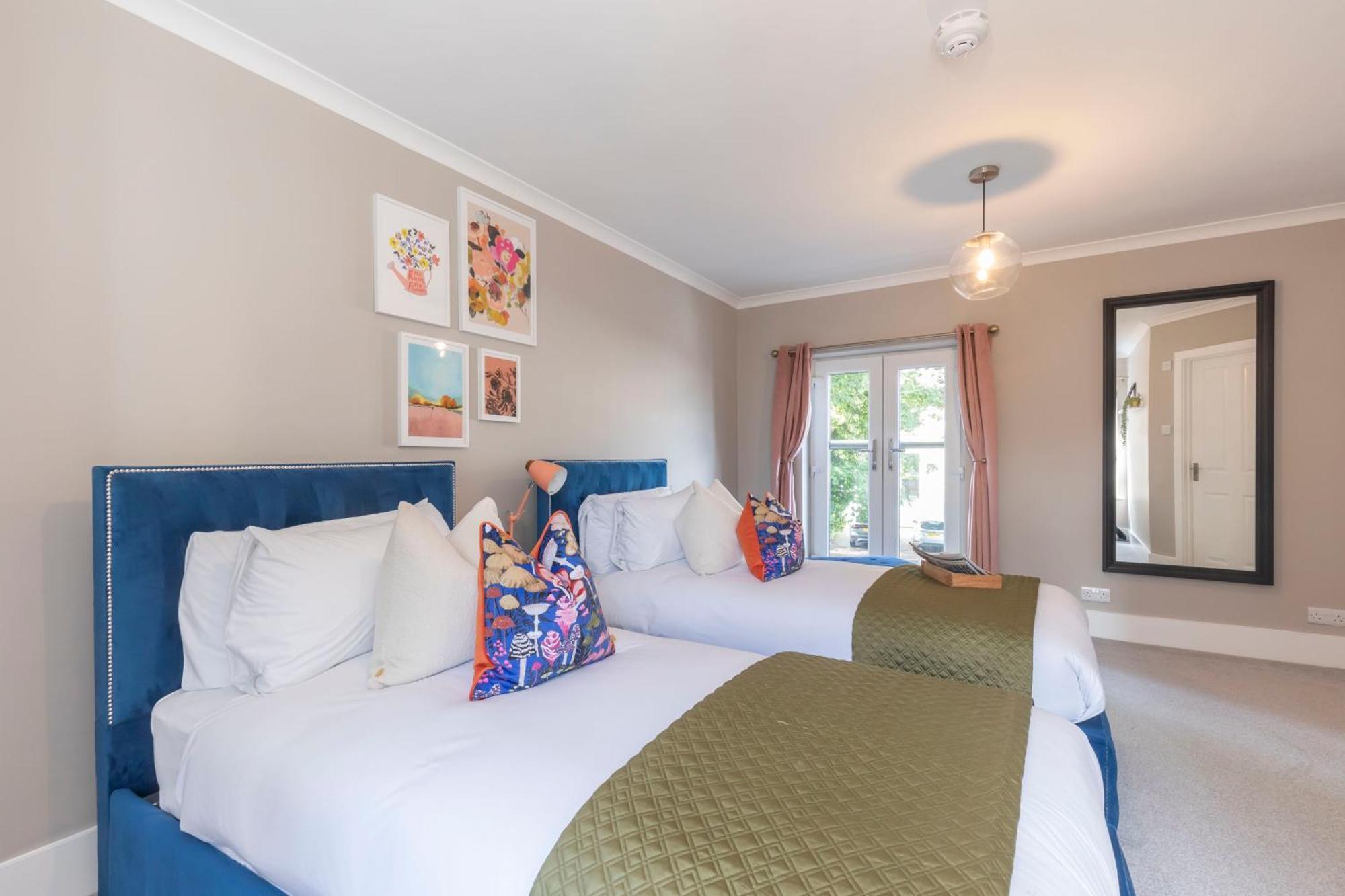Elliot Oliver - Comfortable Five Bedroom Town Centre House With Garden & Garage Apartment Cheltenham