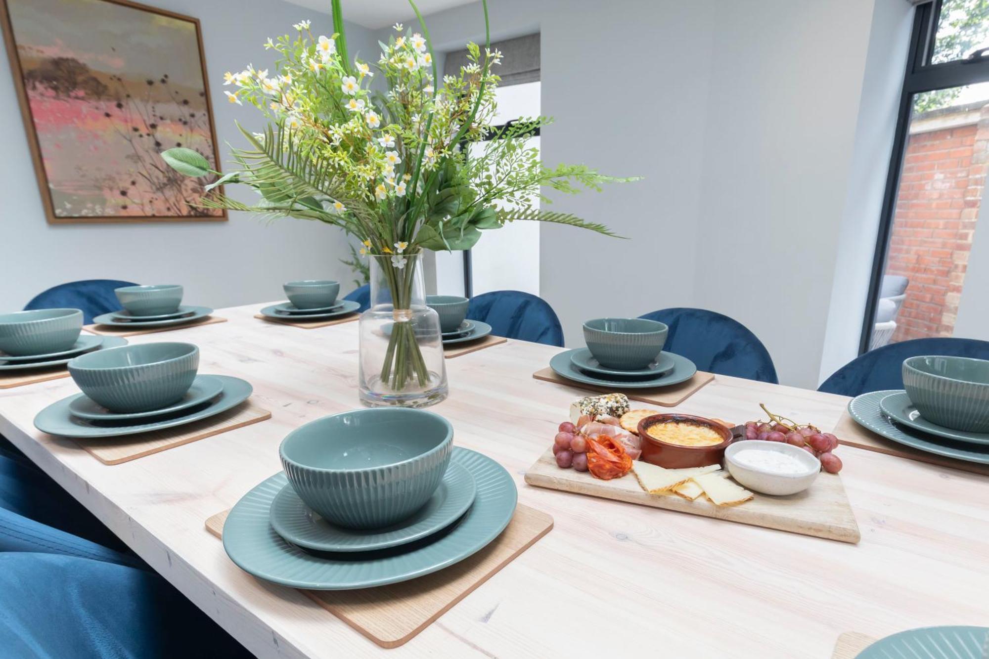 Elliot Oliver - Comfortable Five Bedroom Town Centre House With Garden & Garage Cheltenham