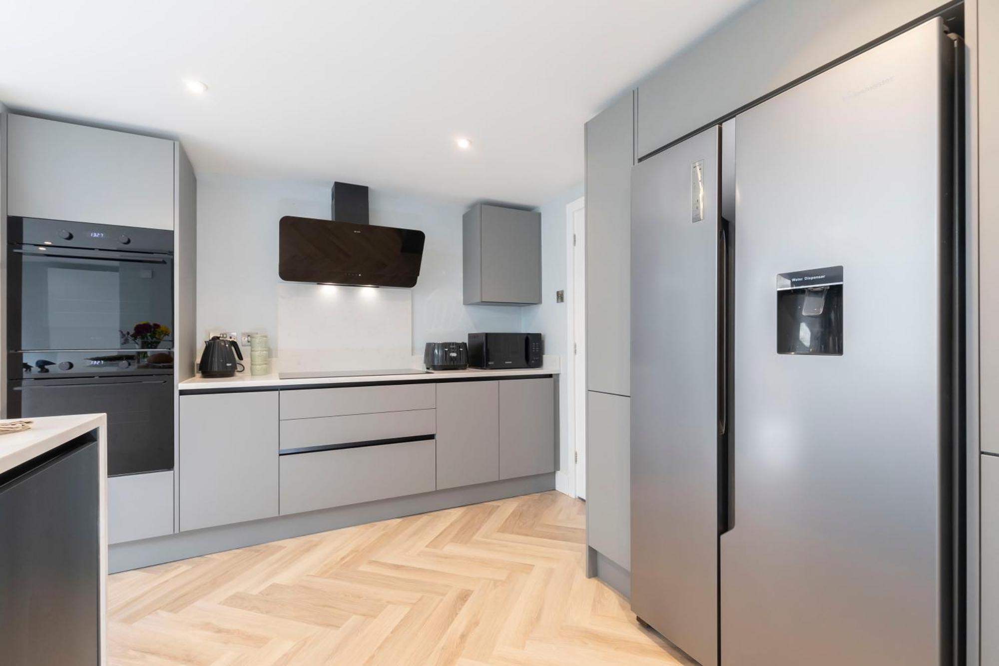 Apartment Elliot Oliver - Comfortable Five Bedroom Town Centre House With Garden & Garage