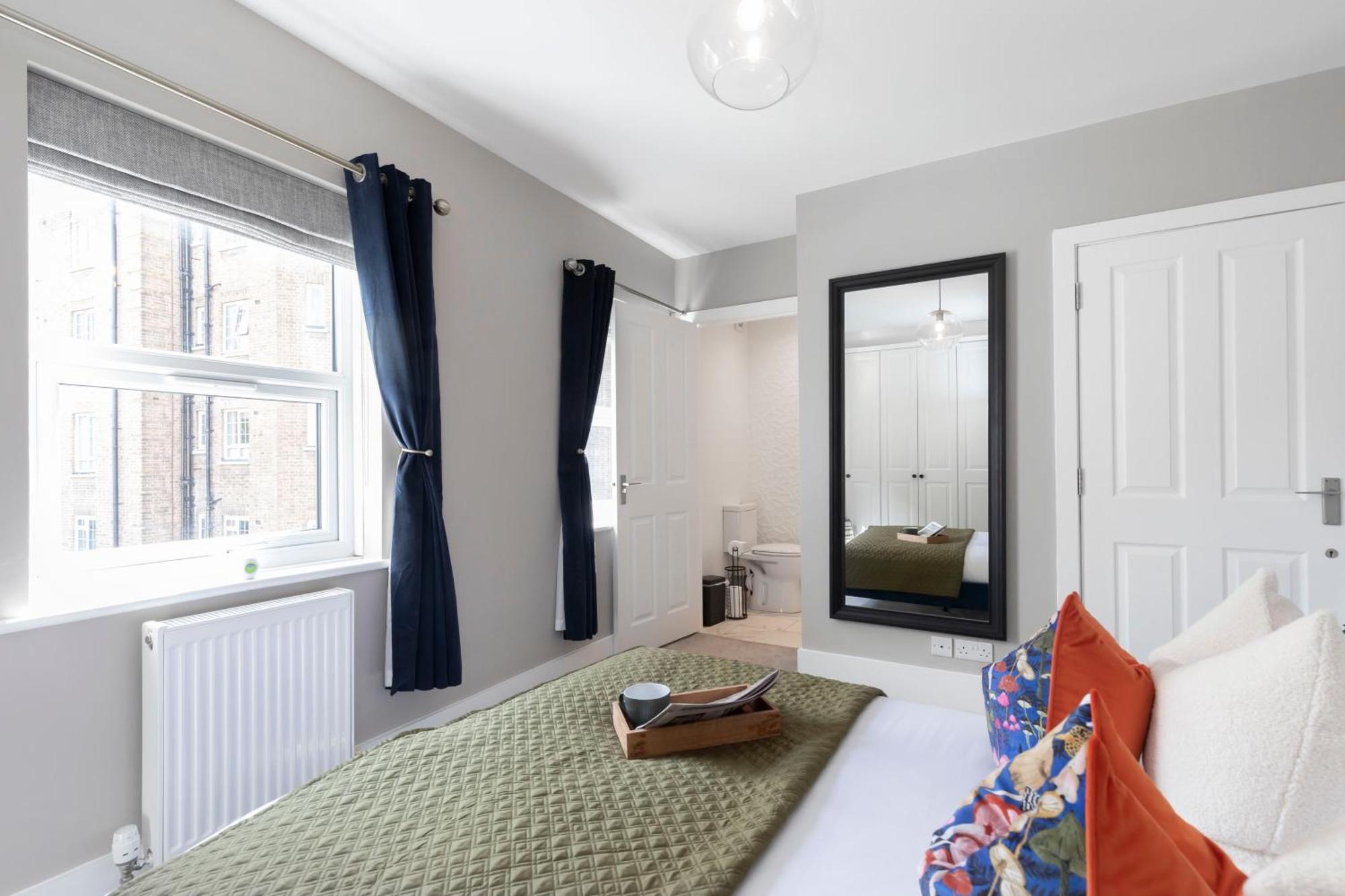 Elliot Oliver - Comfortable Five Bedroom Town Centre House With Garden & Garage
