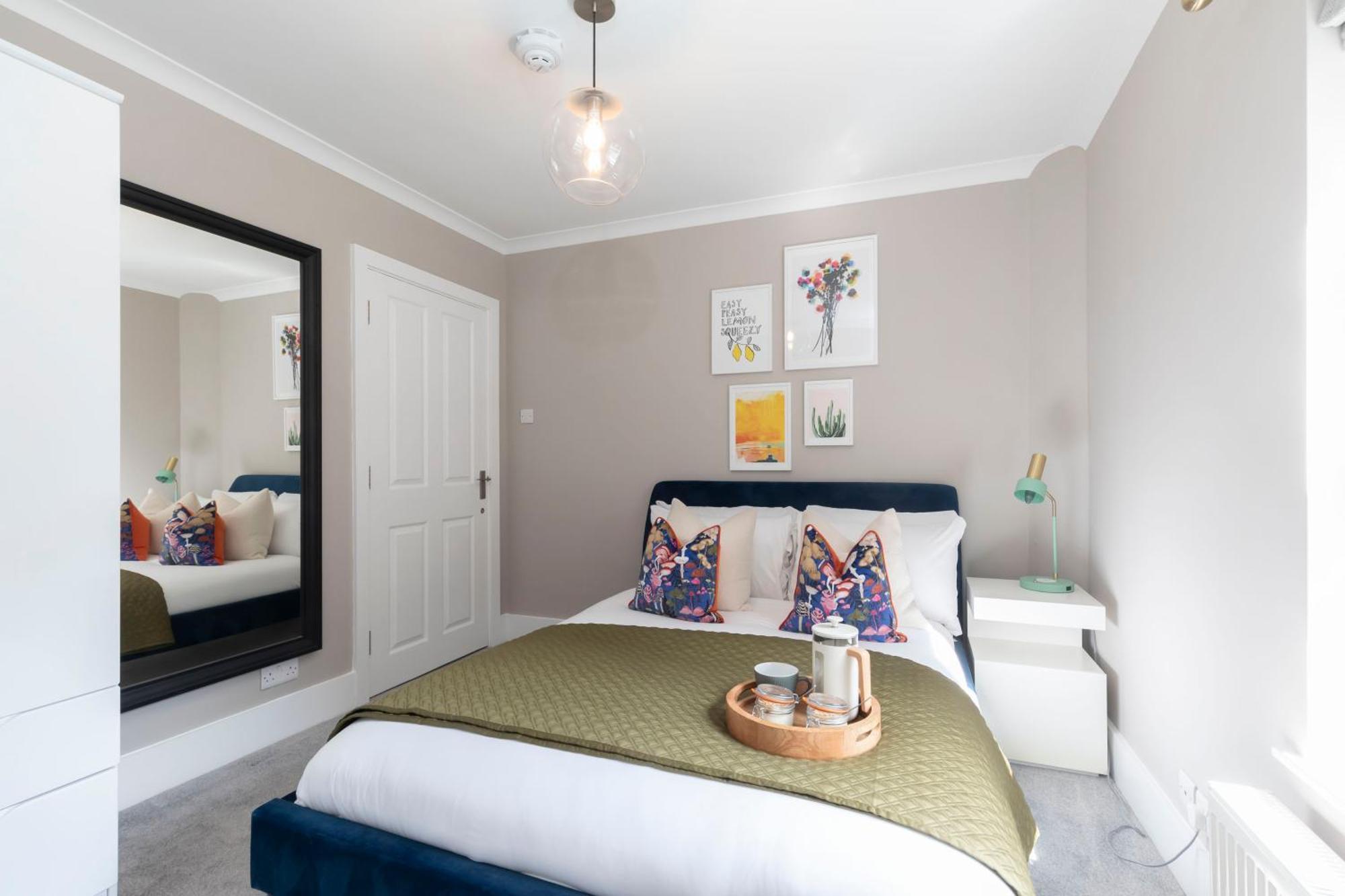 Apartment Elliot Oliver - Comfortable Five Bedroom Town Centre House With Garden & Garage