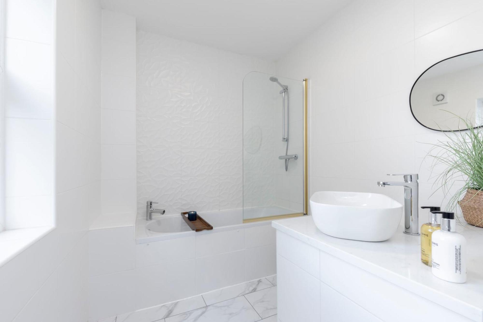 Elliot Oliver - Comfortable Five Bedroom Town Centre House With Garden & Garage Apartment Cheltenham