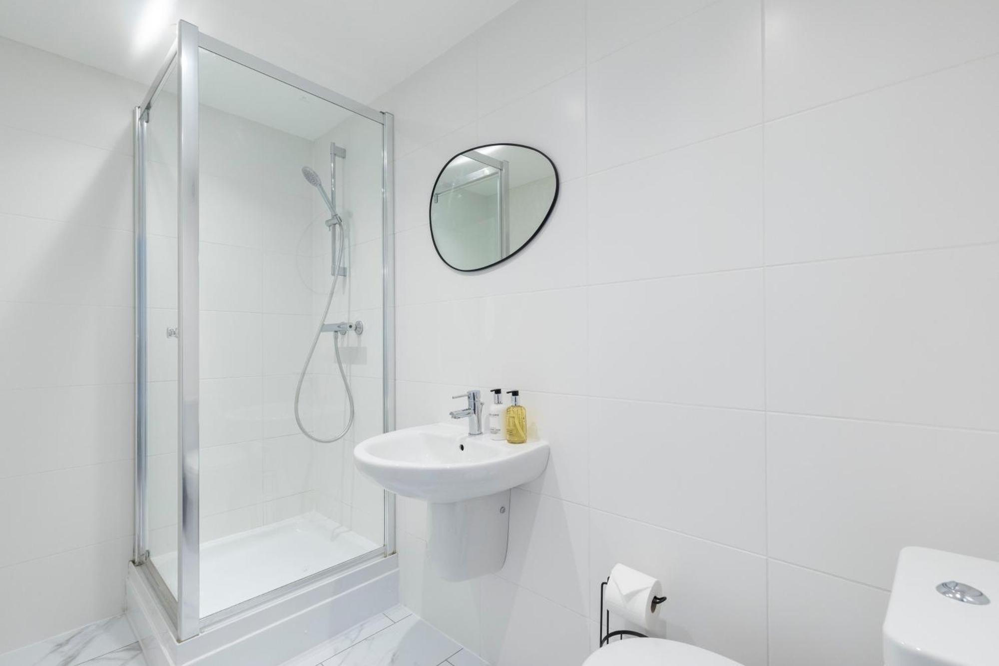 Elliot Oliver - Comfortable Five Bedroom Town Centre House With Garden & Garage * Cheltenham