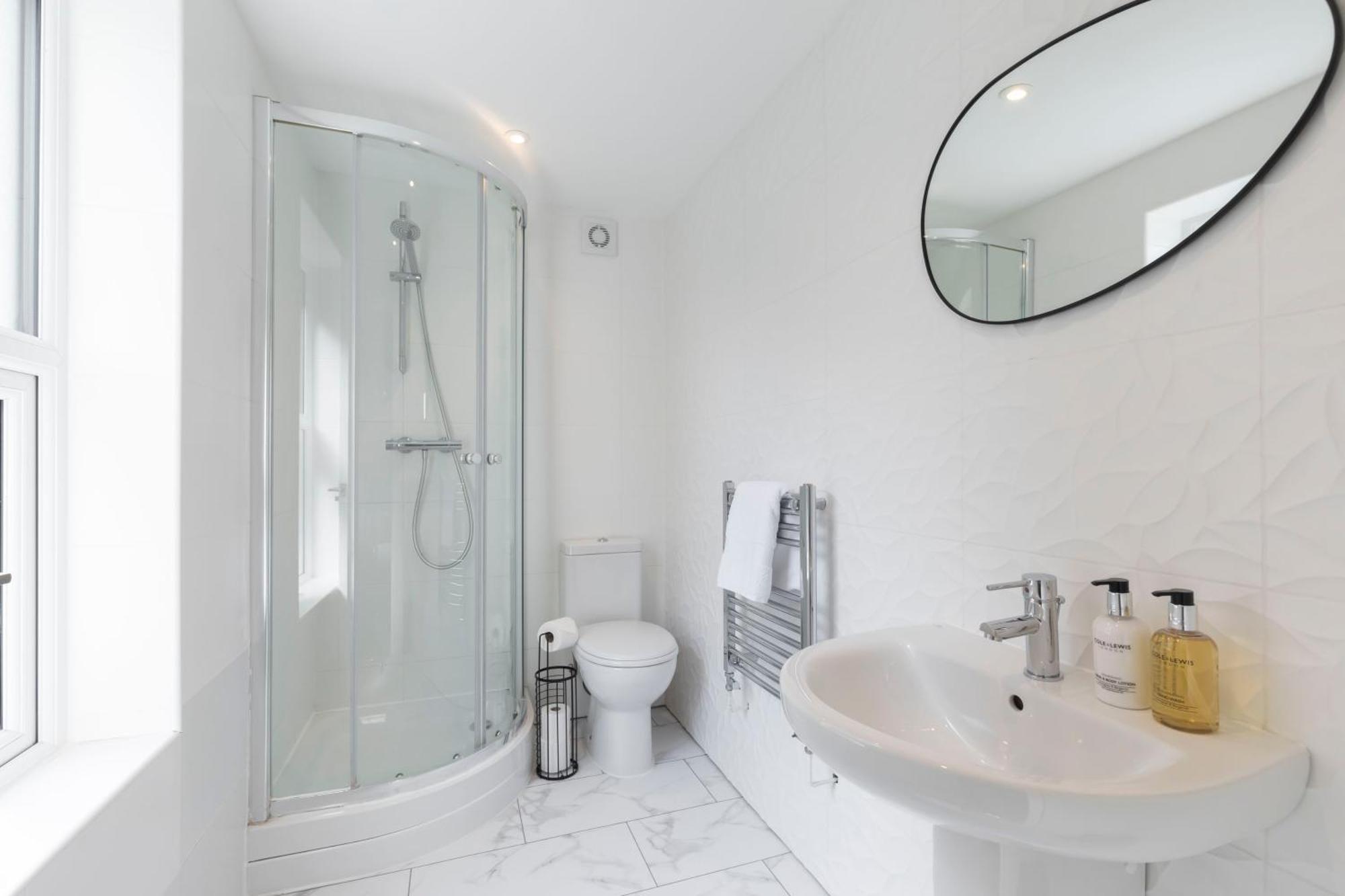 Elliot Oliver - Comfortable Five Bedroom Town Centre House With Garden & Garage Apartment