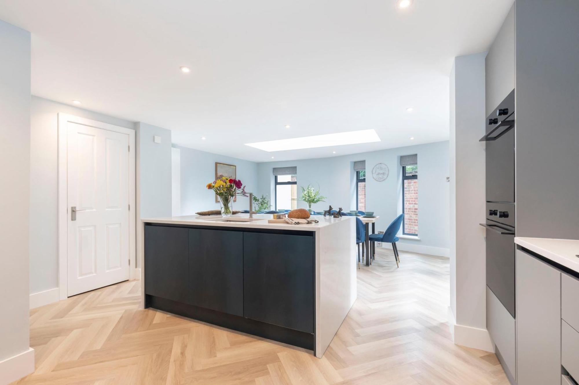 Elliot Oliver - Comfortable Five Bedroom Town Centre House With Garden & Garage Apartment Cheltenham