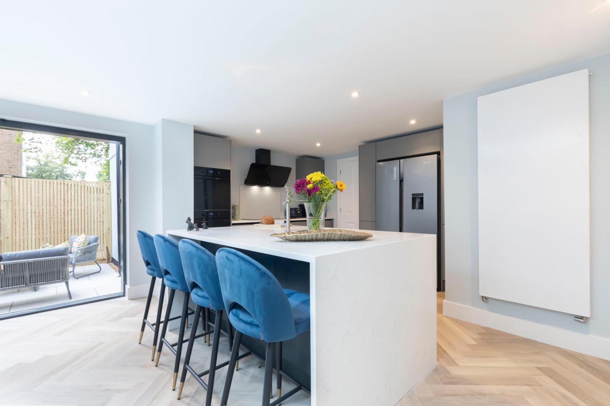 Elliot Oliver - Comfortable Five Bedroom Town Centre House With Garden & Garage Apartment