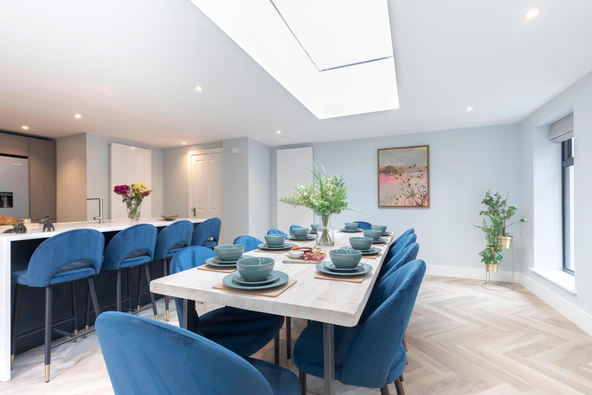 Elliot Oliver - Comfortable Five Bedroom Town Centre House With Garden & Garage Apartment Cheltenham