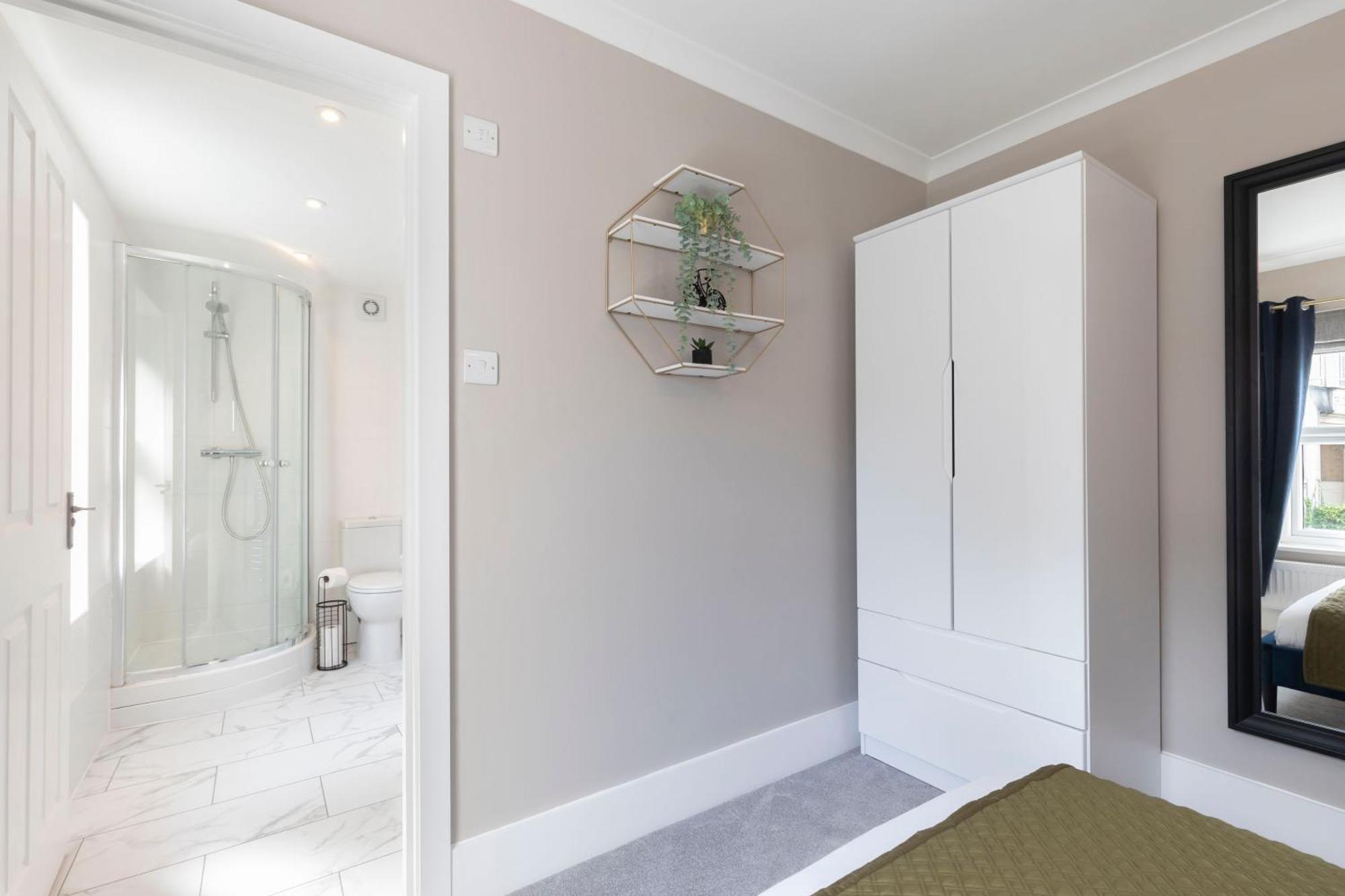 Elliot Oliver - Comfortable Five Bedroom Town Centre House With Garden & Garage *