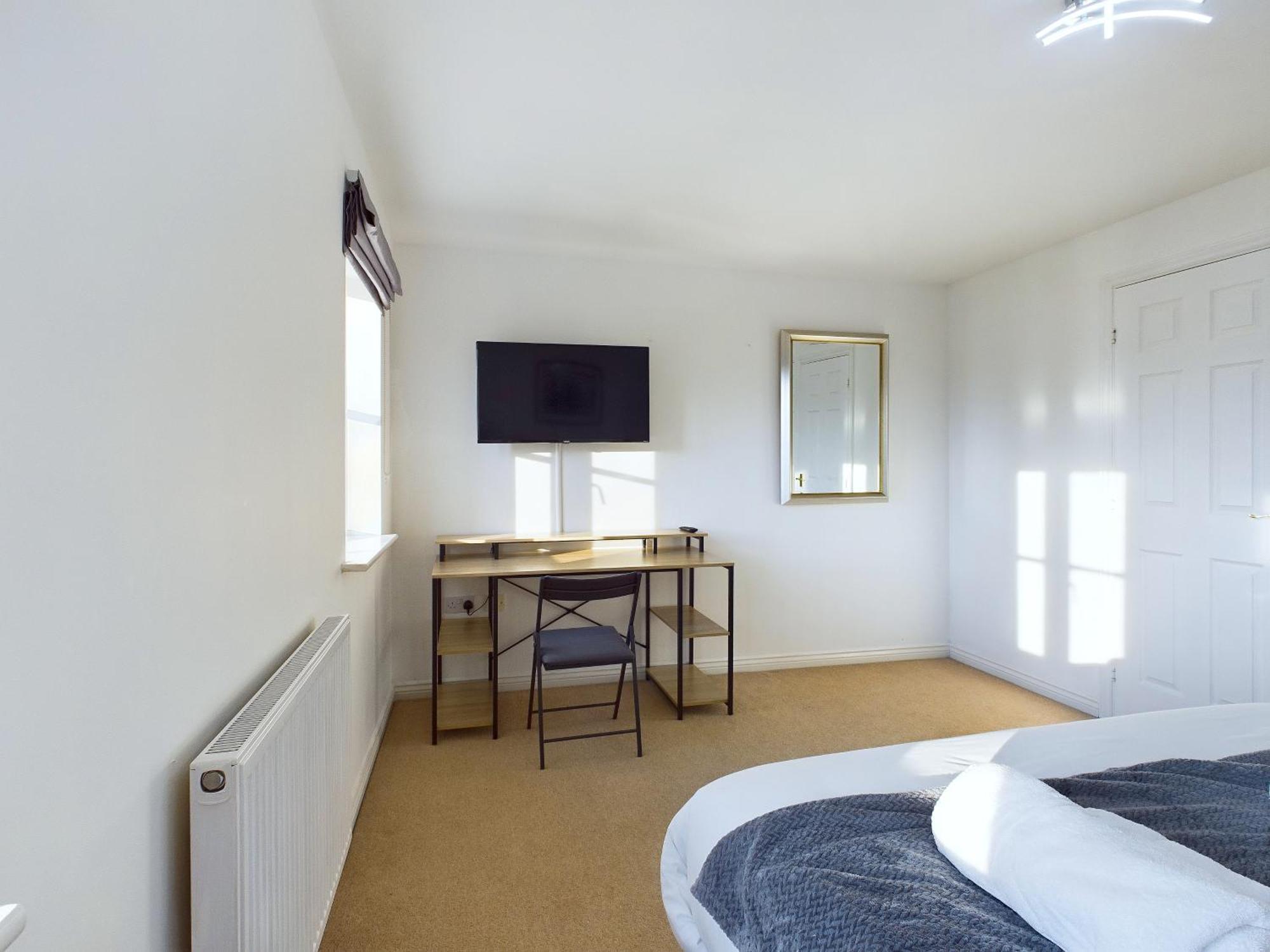 Signature - - Large 4 Bed House With Parking - Racecourse * Cheltenham