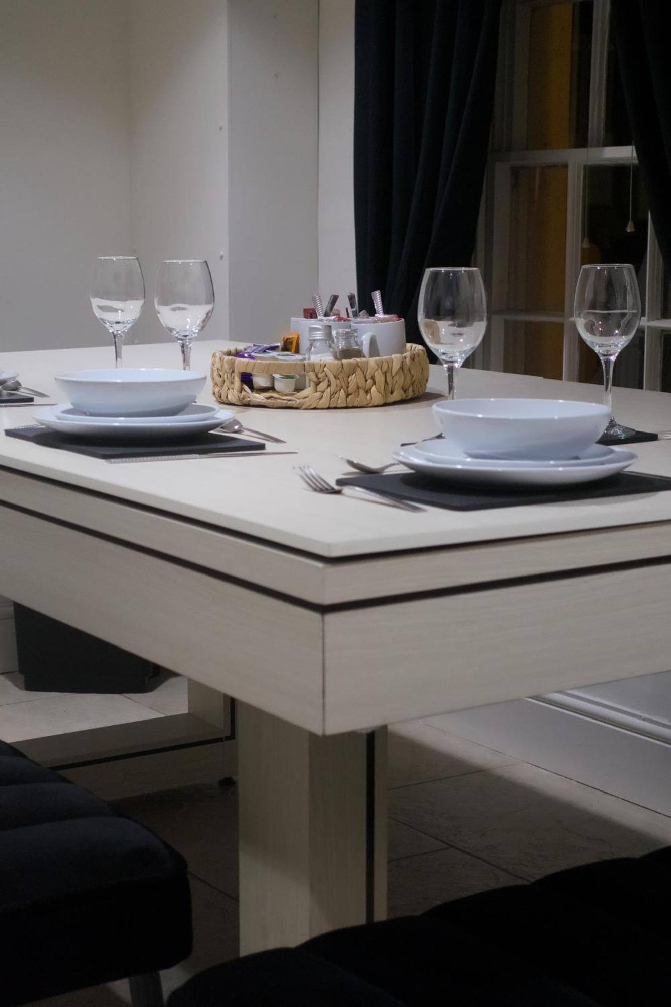 2 Bedroom - The Ruby Apartment *