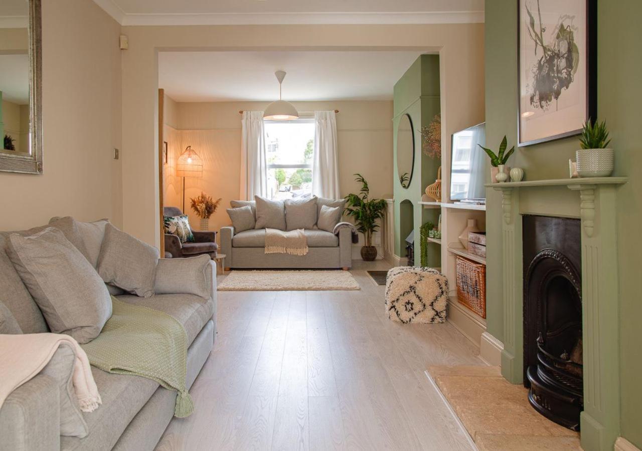 Stunning Townhouse With Large Garden - Sleeps 8! Holiday home *