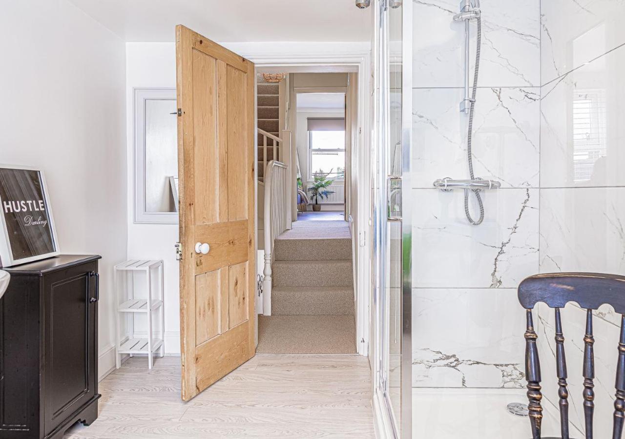 Stunning Townhouse With Large Garden - Sleeps 8! Holiday home *