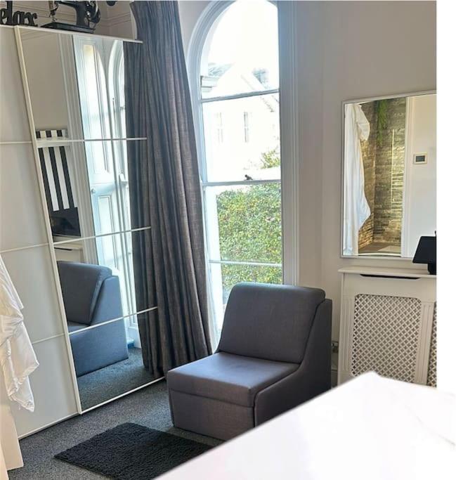 Apartment Beautiful & Vast Free Parking Cheltenham
