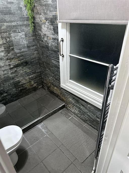 Beautiful & Vast Free Parking Apartment Cheltenham