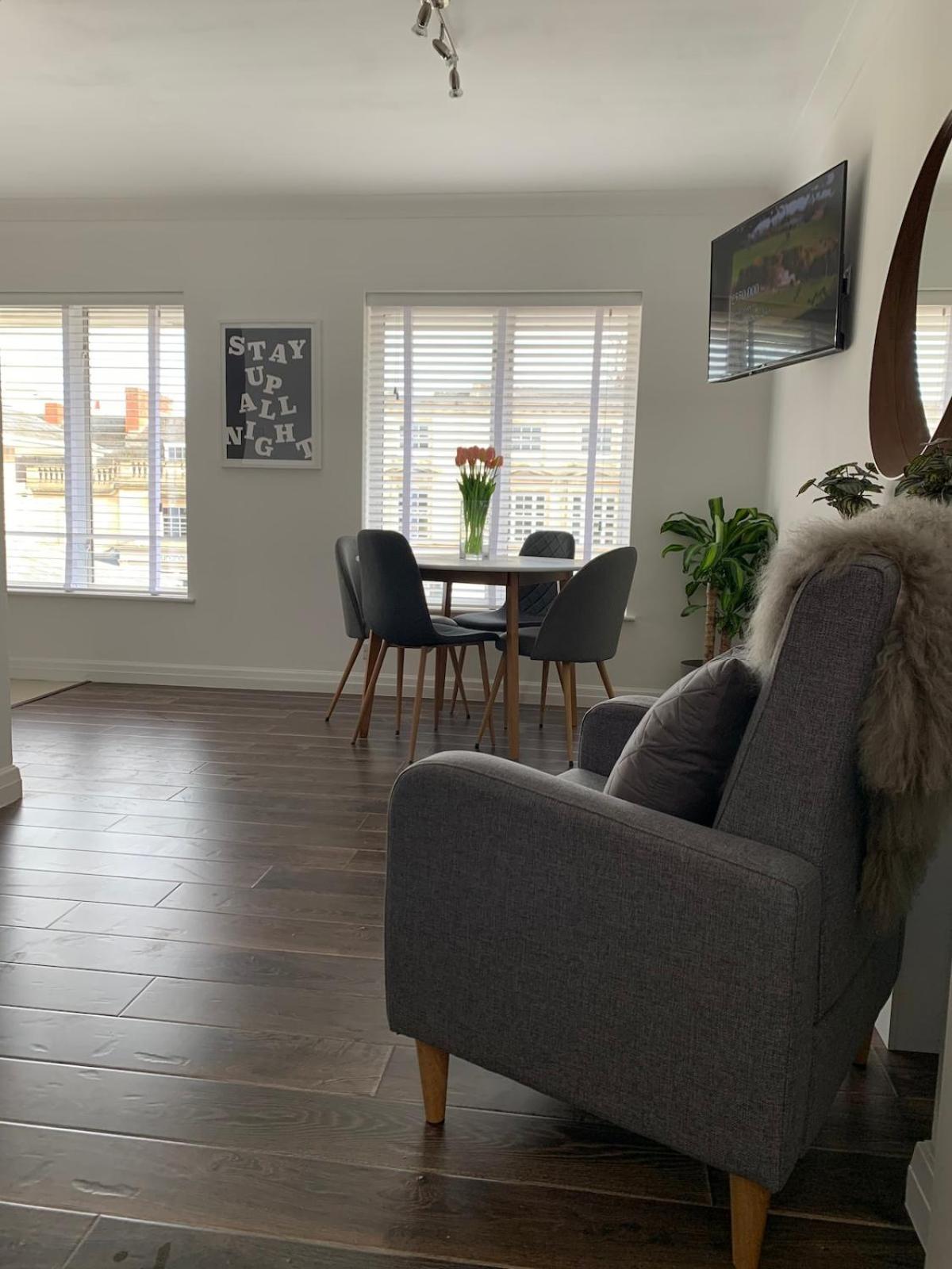 Apartment Located Flat In And Free Parking *