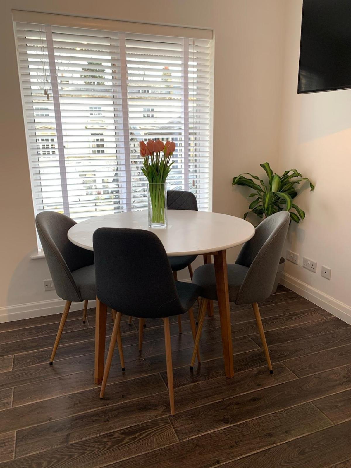 Located Flat In And Free Parking * Cheltenham