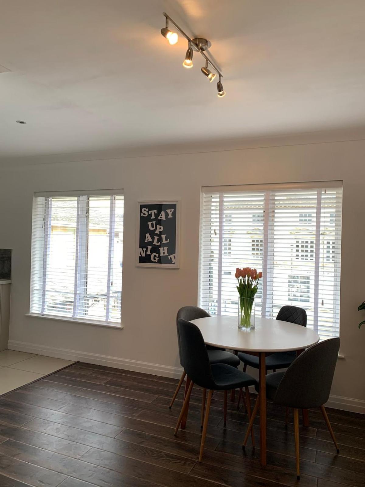 Located Flat In And Free Parking *
