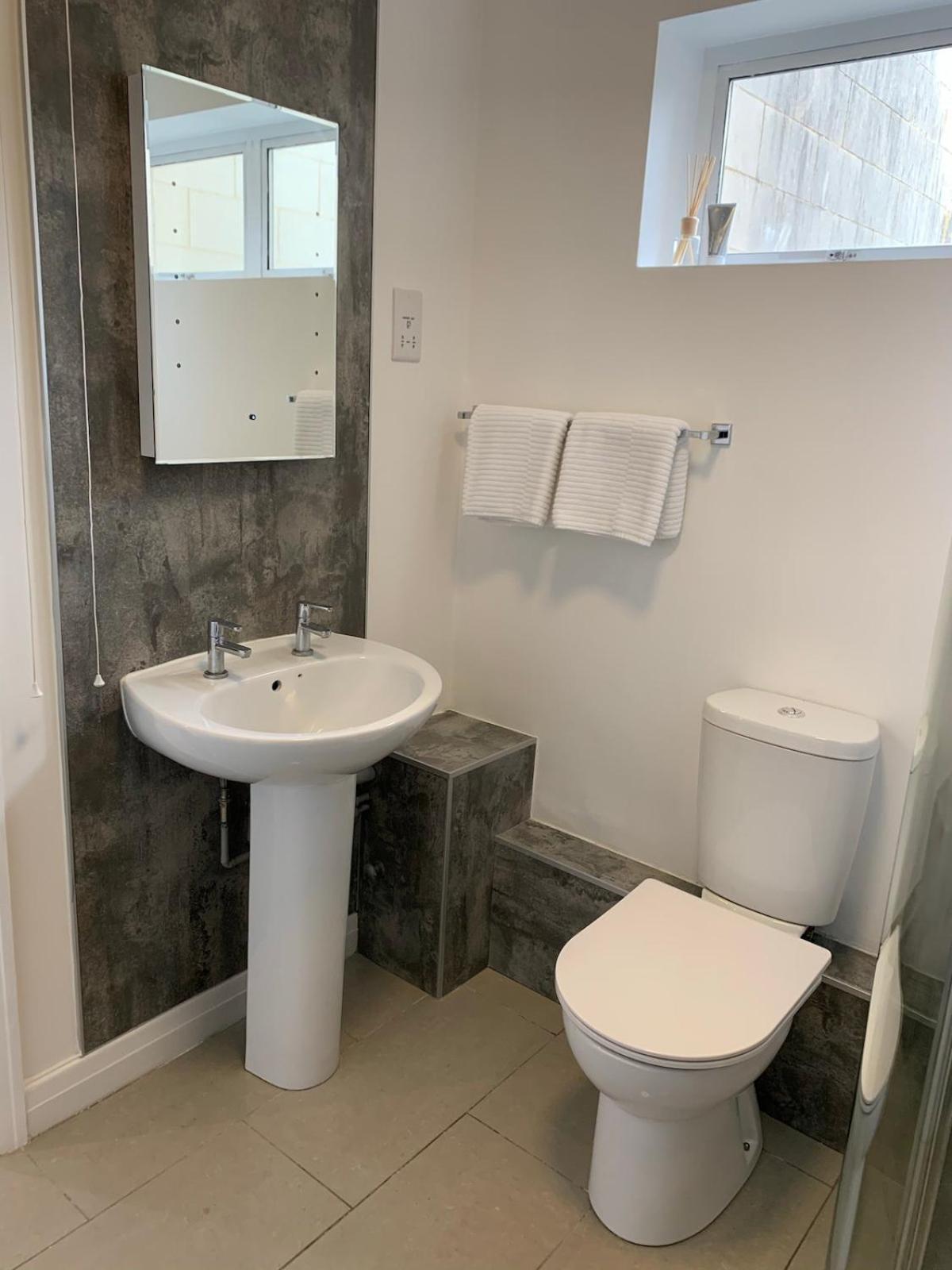 Apartment Located Flat In And Free Parking Cheltenham