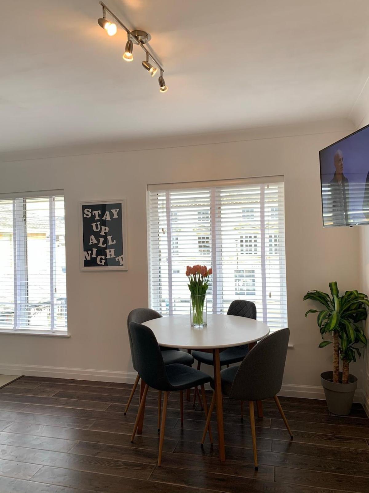 Located Flat In And Free Parking Apartment
