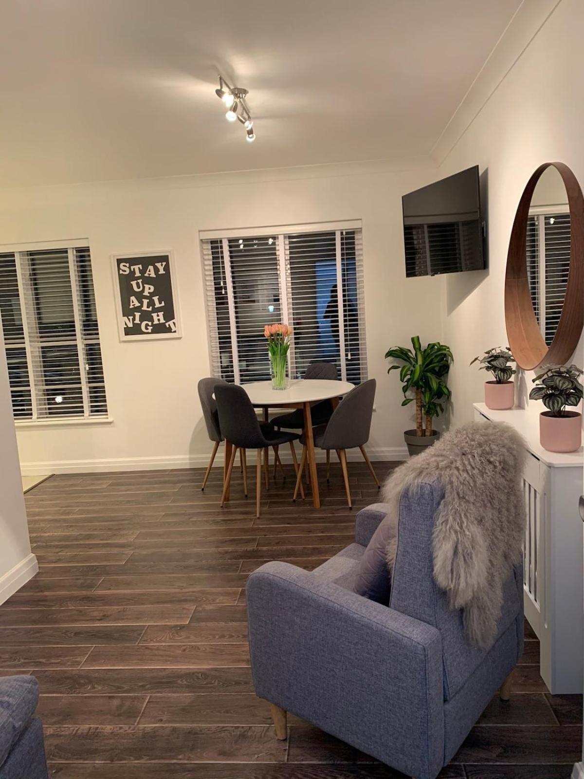 Located Flat In And Free Parking * Cheltenham