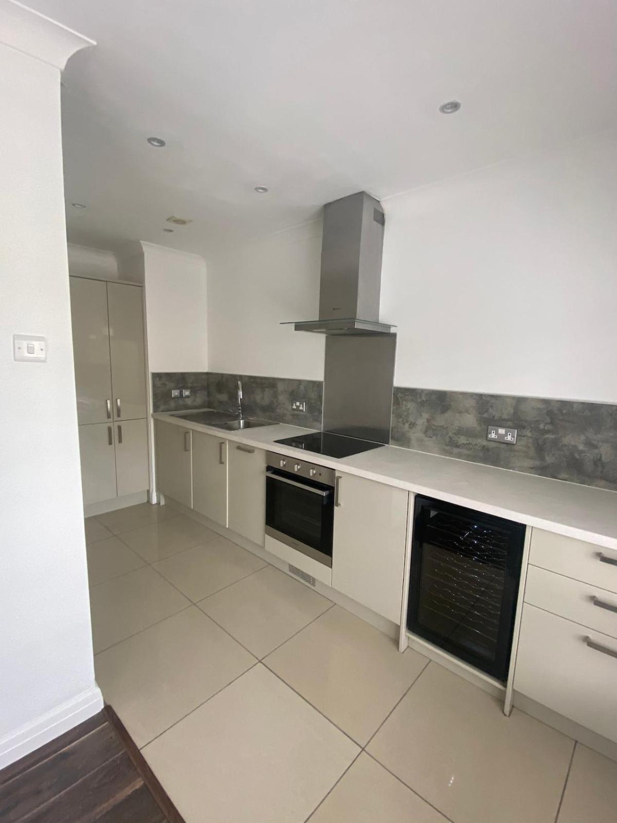 Located Flat In And Free Parking *
