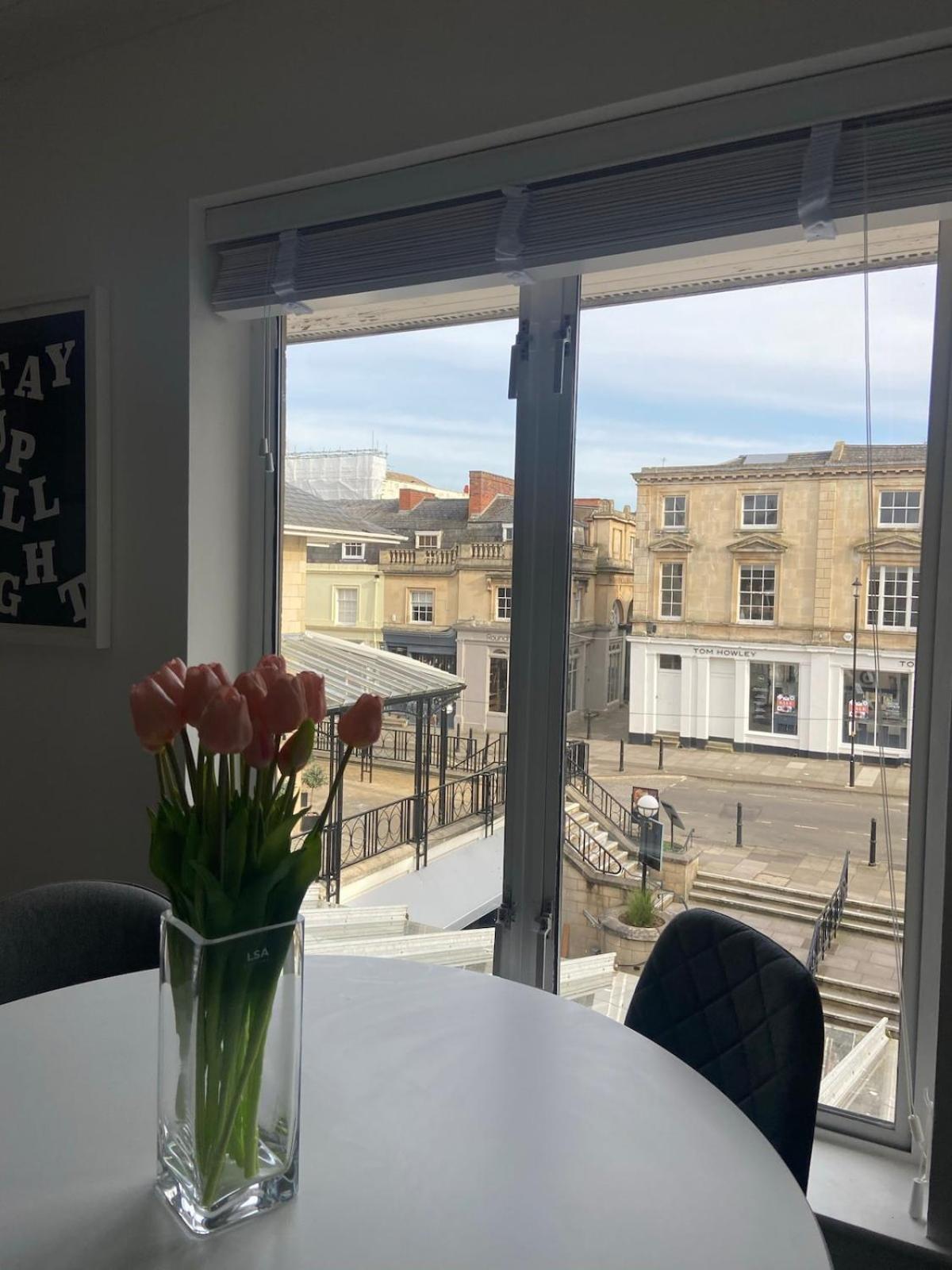 Located Flat In And Free Parking