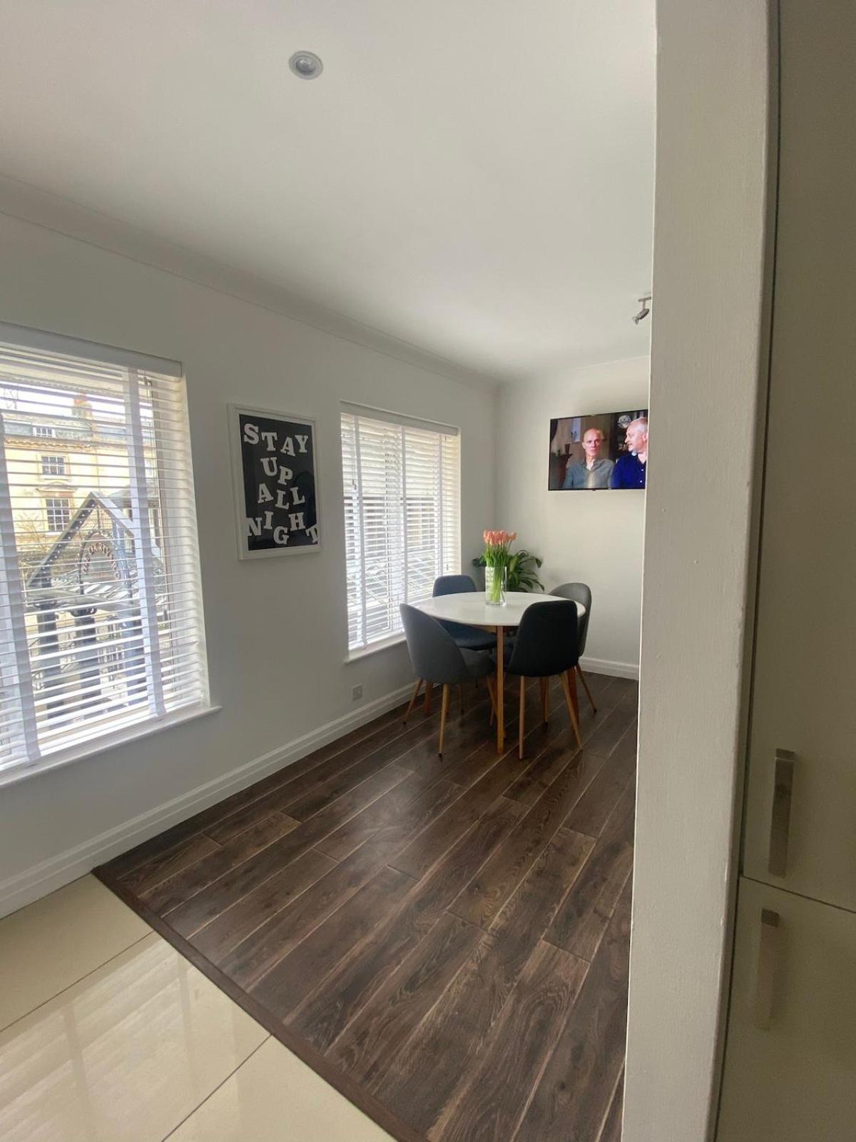Apartment Located Flat In And Free Parking Cheltenham