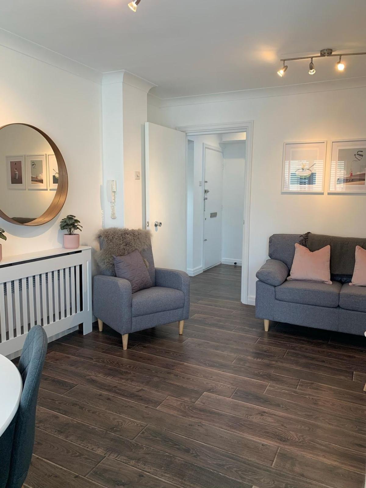 Located Flat In And Free Parking *