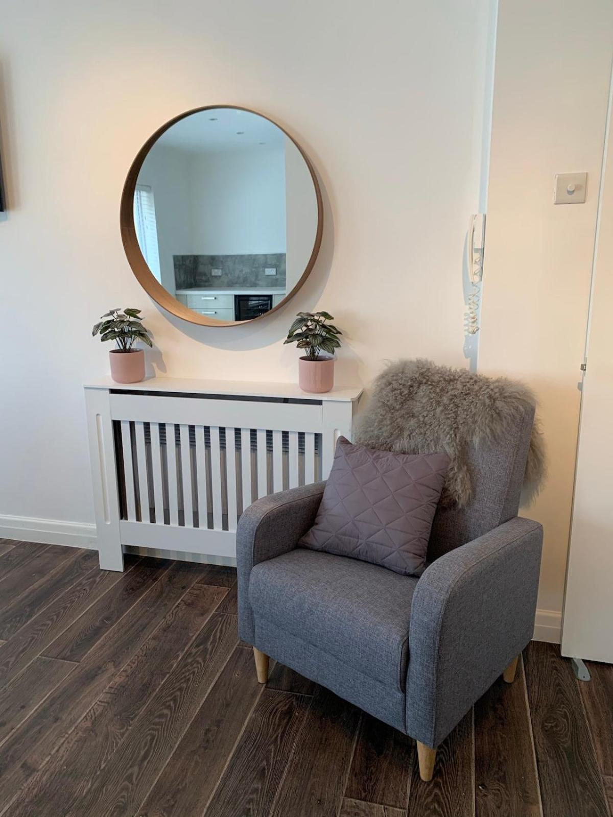 Located Flat In And Free Parking Apartment Cheltenham