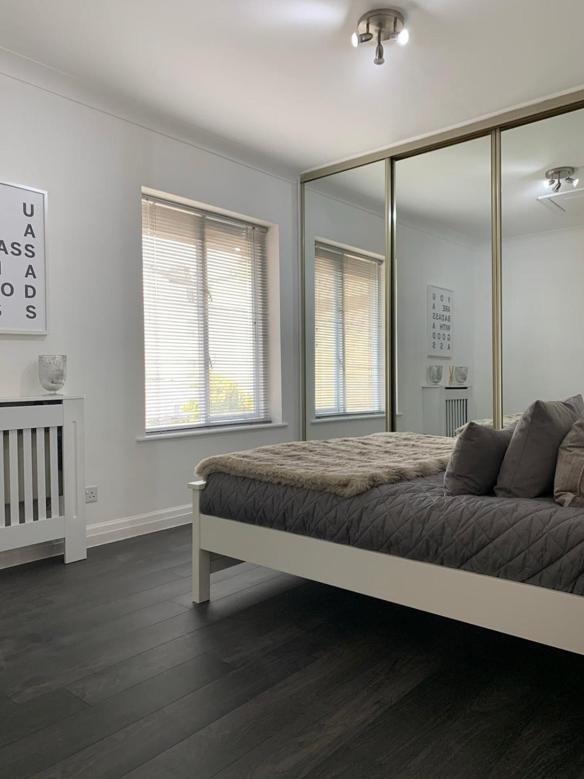 Located Flat In And Free Parking *
