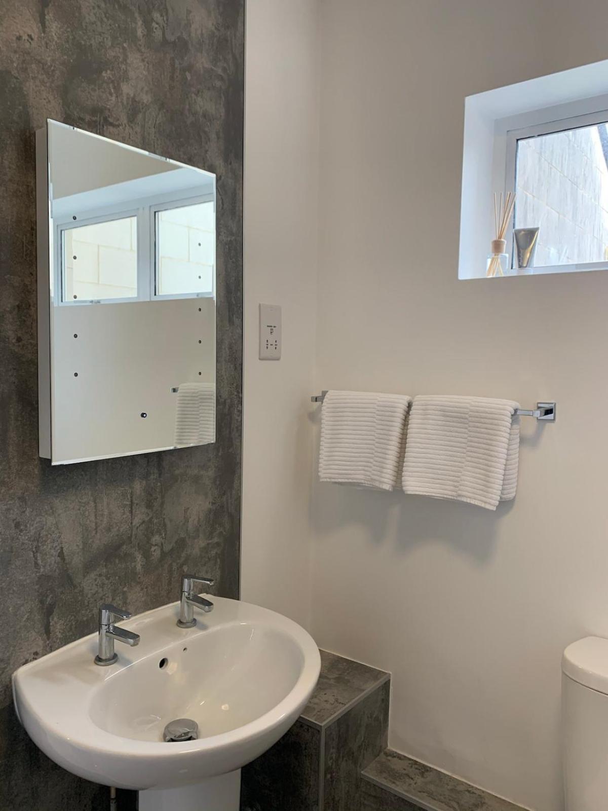 Apartment Located Flat In And Free Parking