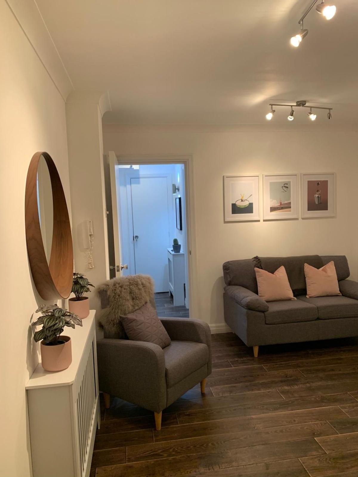Located Flat In And Free Parking Apartment Cheltenham