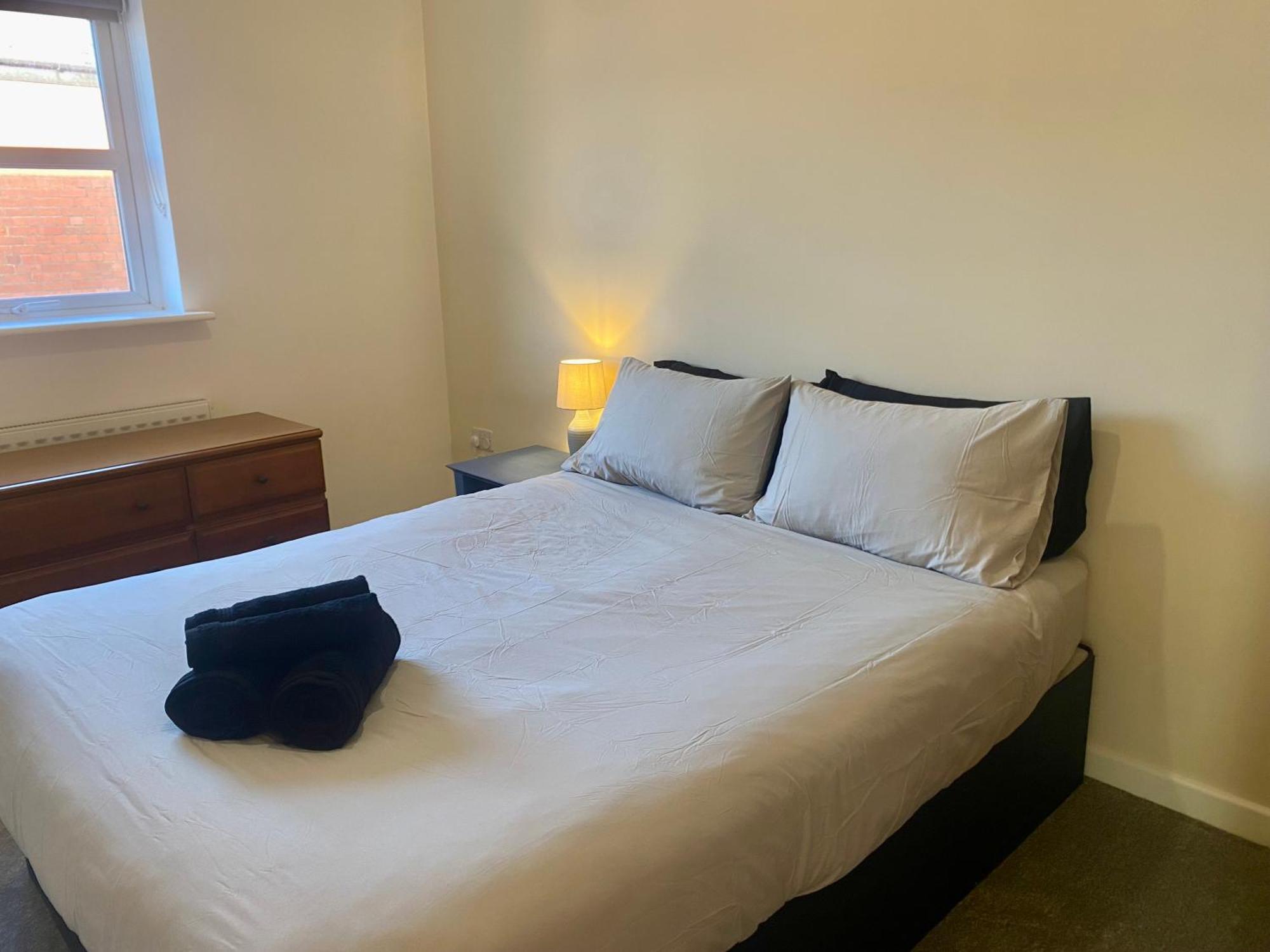 Cosy 3 Bedroom House, Bath Road, *