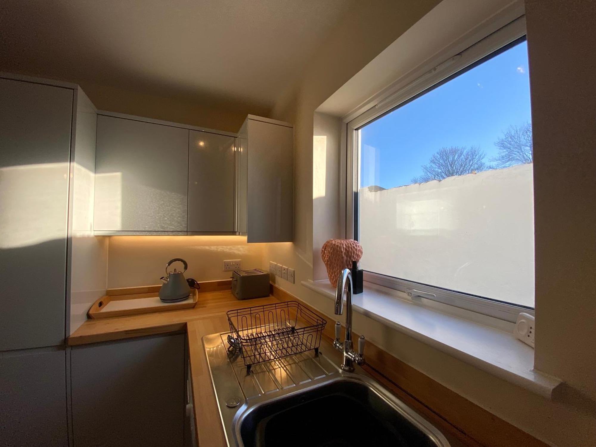Cosy 3 Bedroom House, Bath Road, * Cheltenham