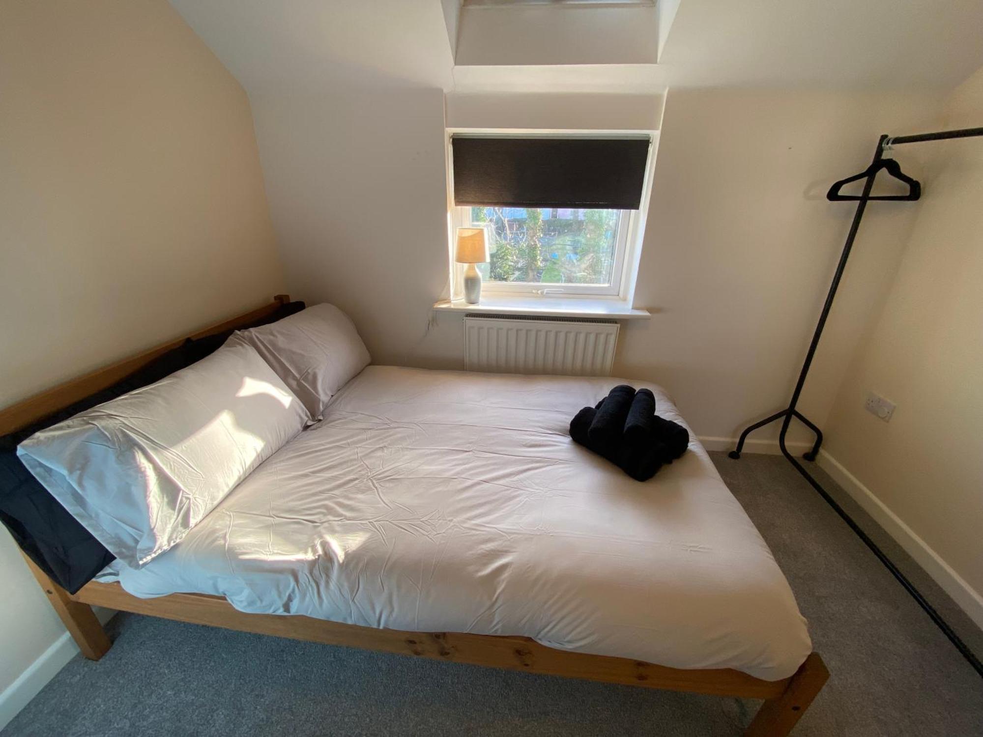 Holiday home Cosy 3 Bedroom House, Bath Road, *