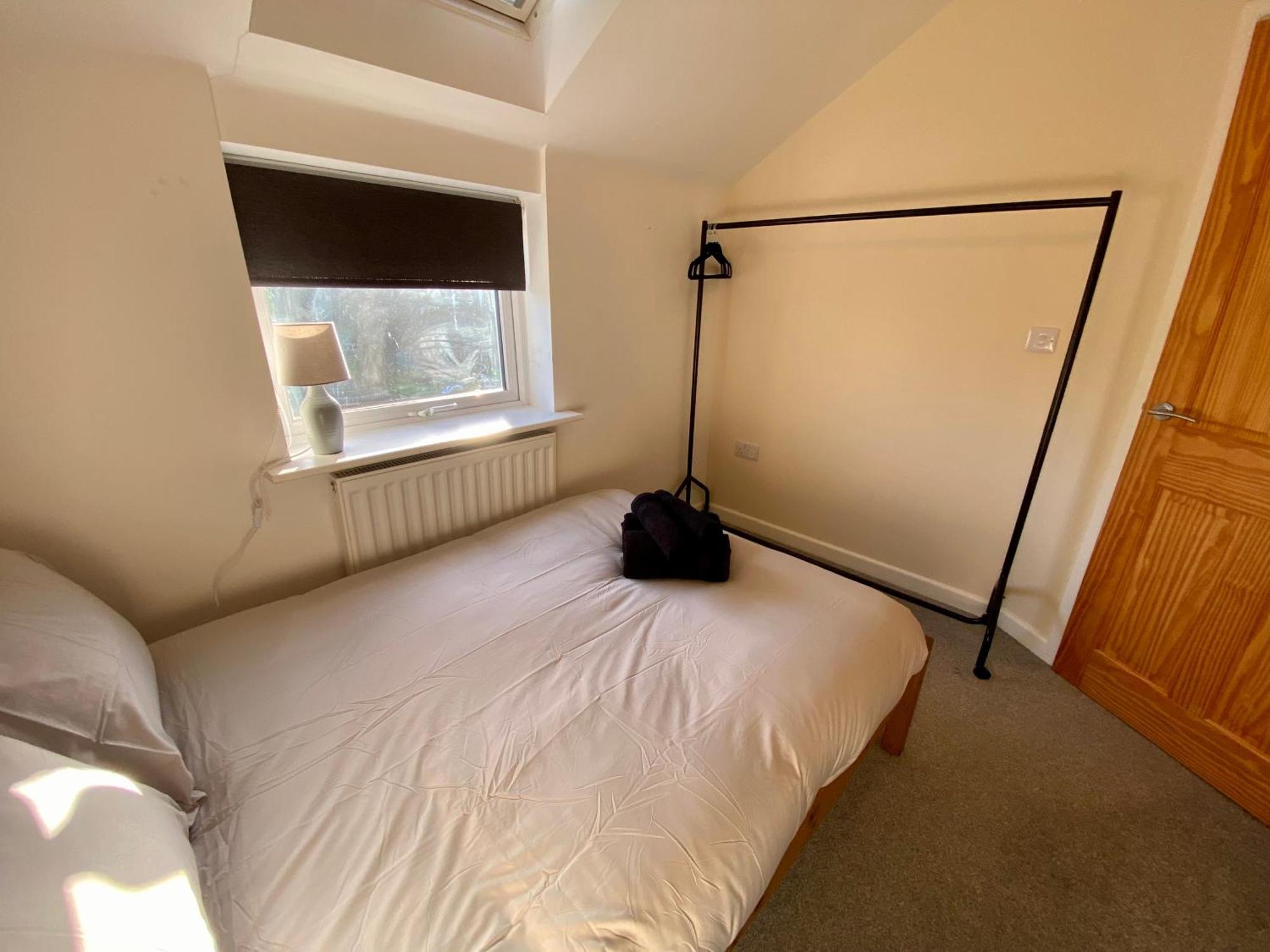 Cosy 3 Bedroom House, Bath Road, Cheltenham