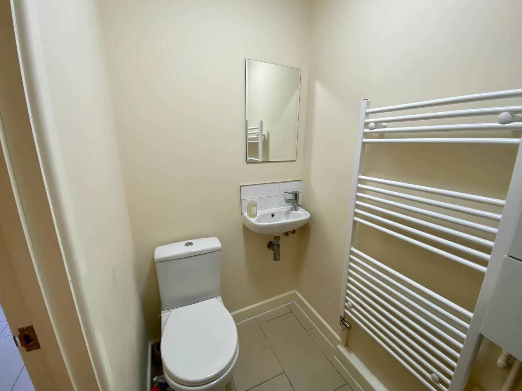 Cosy 3 Bedroom House, Bath Road, *