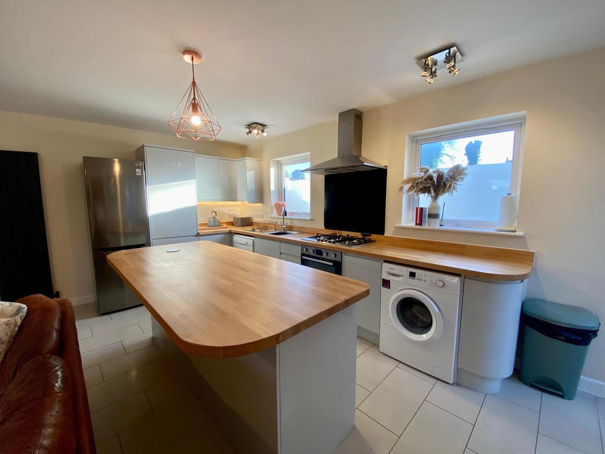 Cosy 3 Bedroom House, Bath Road, Cheltenham