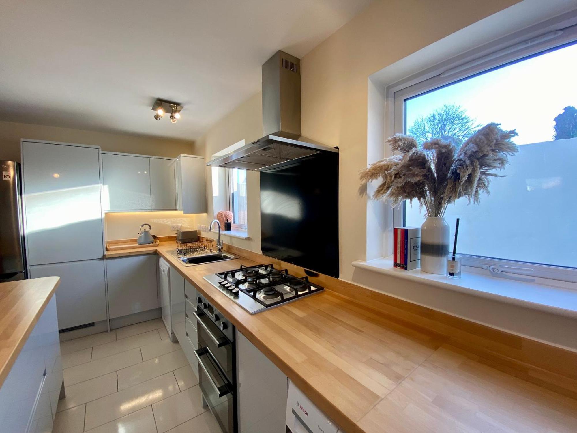 Cosy 3 Bedroom House, Bath Road, * Cheltenham