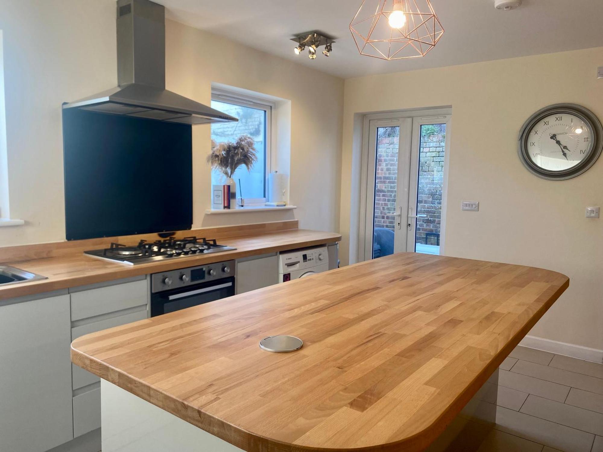 Cosy 3 Bedroom House, Bath Road,
