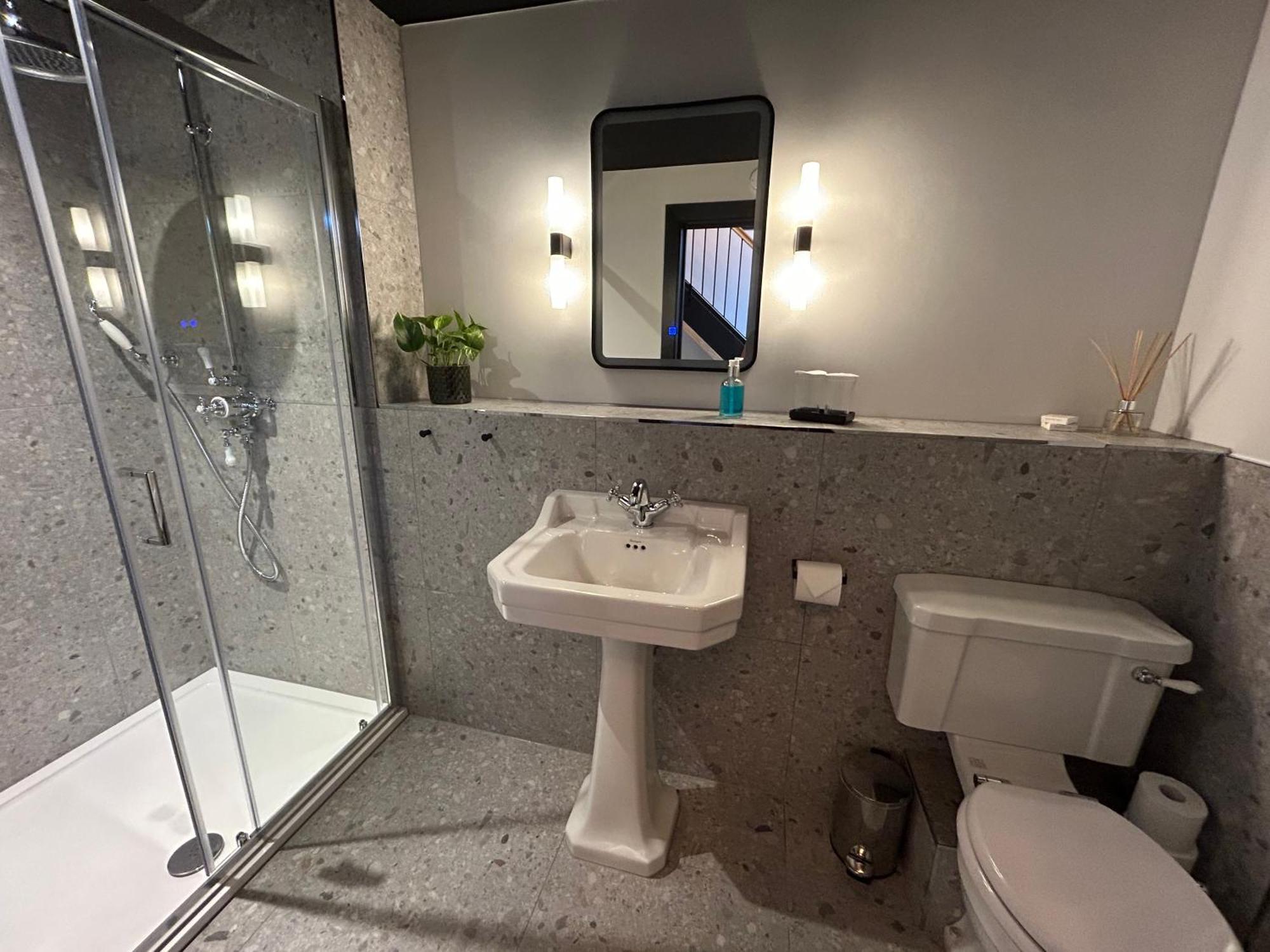 Aparthotel Crescent Place By Mansley 4*
